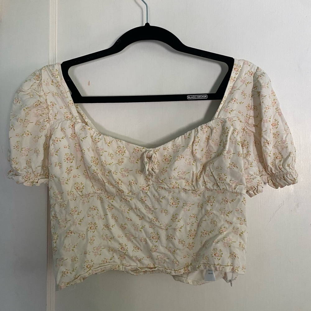 URBAN OUTFITTERS Cropped Floral T-Shirt Blouse